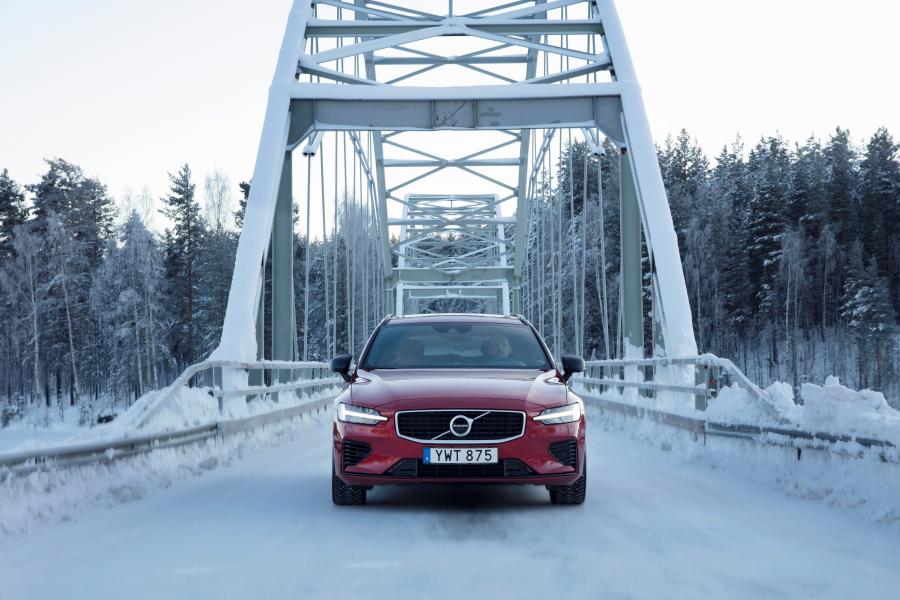  Volvo V60 T8 R-Design 2018 года  (WW) (фото 18 из 19)